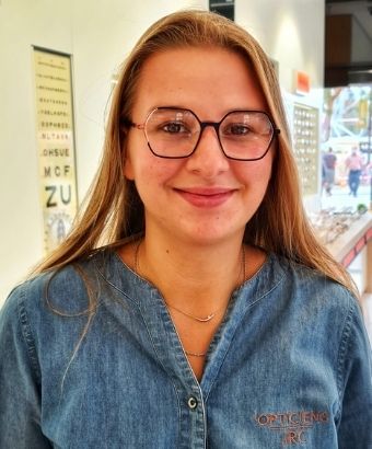 Essayage de lunettes Caroline Abram chez JRC Opticiens